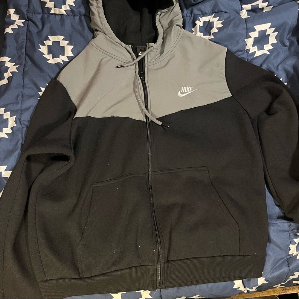 Nike Men's Two-Tone Black and Gray Windbreaker